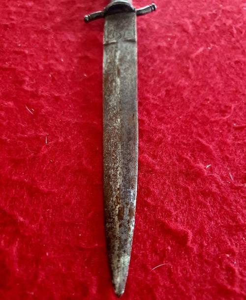 ANTIQUE DAGGER WITH ORIGINAL LEATHER AND BRASS SHEATH. 30CM LONG.