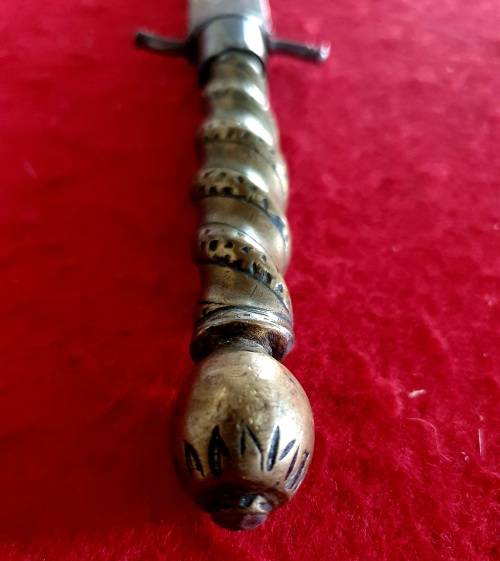ANTIQUE DAGGER WITH ORIGINAL LEATHER AND BRASS SHEATH. 30CM LONG.
