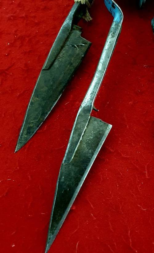 2 X ANTIQUE TO VINTAGE HAND SHEEP SHEARS. BID PER SHEARS. IDEAL FOR KNIFE MAKING !!