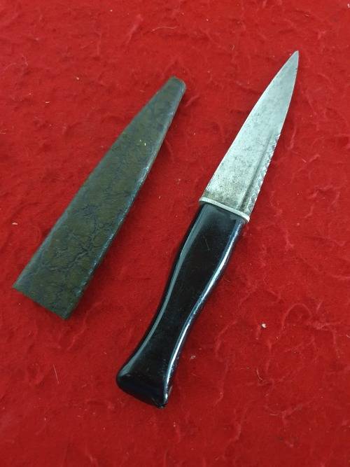 VINTAGE KNIFE WITH BAKELITE HANDLE AND WOOD WITH LEATHER SHEATH. 19CM LONG.