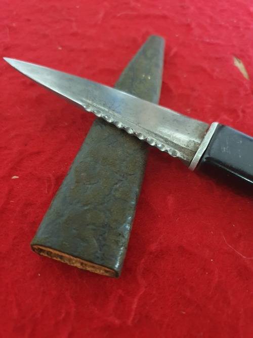 VINTAGE KNIFE WITH BAKELITE HANDLE AND WOOD WITH LEATHER SHEATH. 19CM LONG.