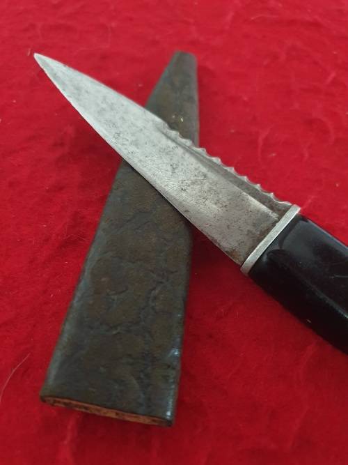 VINTAGE KNIFE WITH BAKELITE HANDLE AND WOOD WITH LEATHER SHEATH. 19CM LONG.