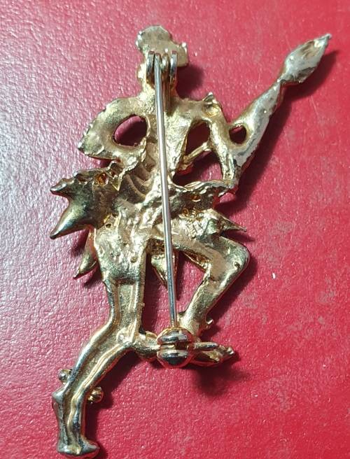 VINTAGE BIG IMPI METAL PORCELAIN AND POLISHED GLASS BROOCH. STUNNING DETAIL !!