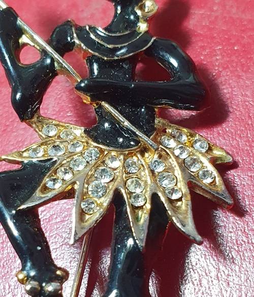 VINTAGE BIG IMPI METAL PORCELAIN AND POLISHED GLASS BROOCH. STUNNING DETAIL !!