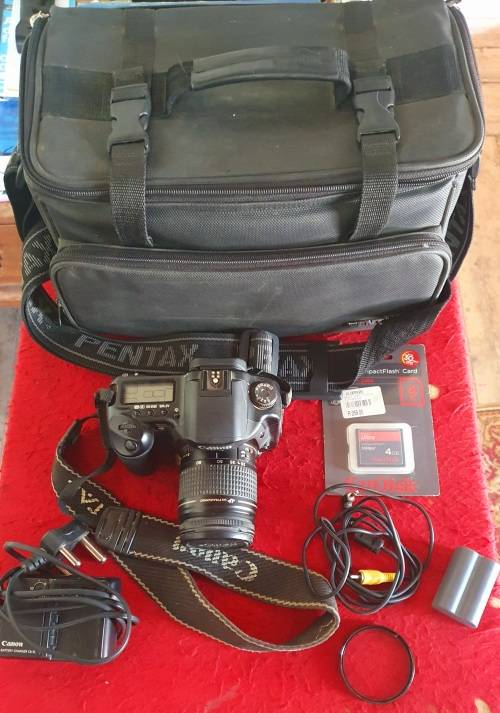 CANON EOS 10D CAMERA WITH ZOOM LENS EF 28-80MM . 58MM. PLUS BAG ETC.