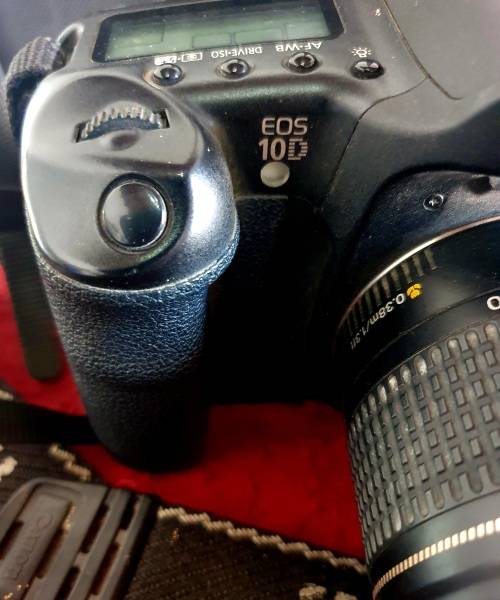 CANON EOS 10D CAMERA WITH ZOOM LENS EF 28-80MM . 58MM. PLUS BAG ETC.