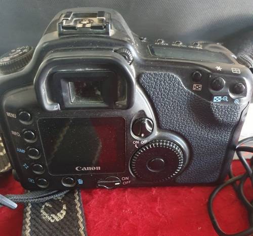 CANON EOS 10D CAMERA WITH ZOOM LENS EF 28-80MM . 58MM. PLUS BAG ETC.