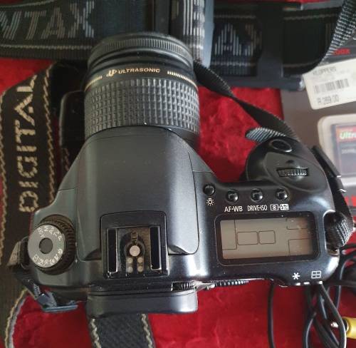 CANON EOS 10D CAMERA WITH ZOOM LENS EF 28-80MM . 58MM. PLUS BAG ETC.