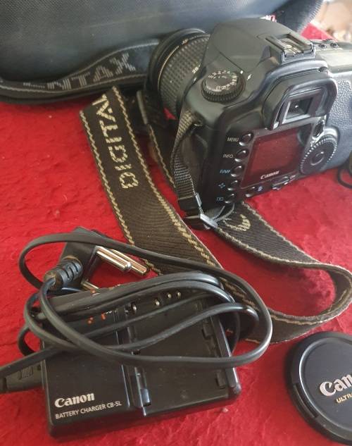 CANON EOS 10D CAMERA WITH ZOOM LENS EF 28-80MM . 58MM. PLUS BAG ETC.