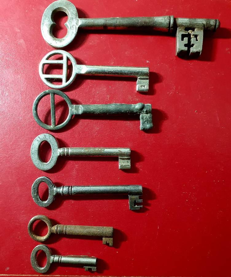 7 X ANTIQUE KEY COLLECTION. INCL. HUGE JAIL KEY & HOLLOW CORE PADLOCK KEYS.