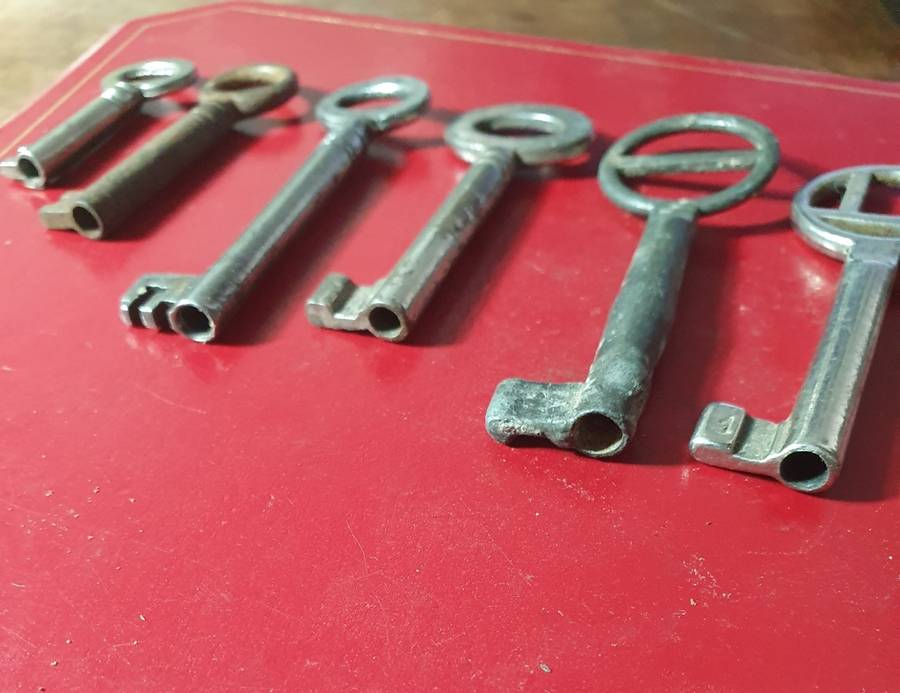 7 X ANTIQUE KEY COLLECTION. INCL. HUGE JAIL KEY & HOLLOW CORE PADLOCK KEYS.