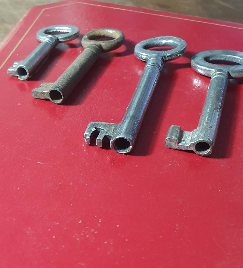 7 X ANTIQUE KEY COLLECTION. INCL. HUGE JAIL KEY & HOLLOW CORE PADLOCK KEYS.