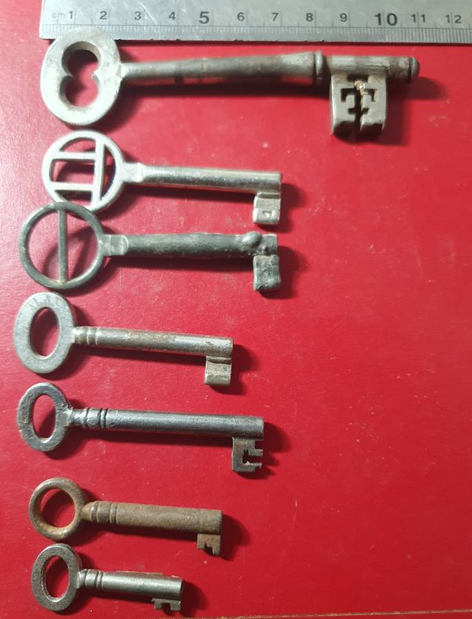 7 X ANTIQUE KEY COLLECTION. INCL. HUGE JAIL KEY & HOLLOW CORE PADLOCK KEYS.