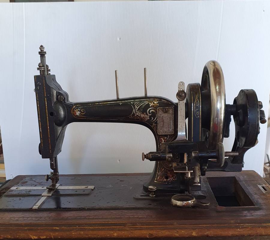 1890 GRITZNER DURLACH SEWING MACHINE . WITH ORIGINAL BOX. 130 YEARS OLD !!