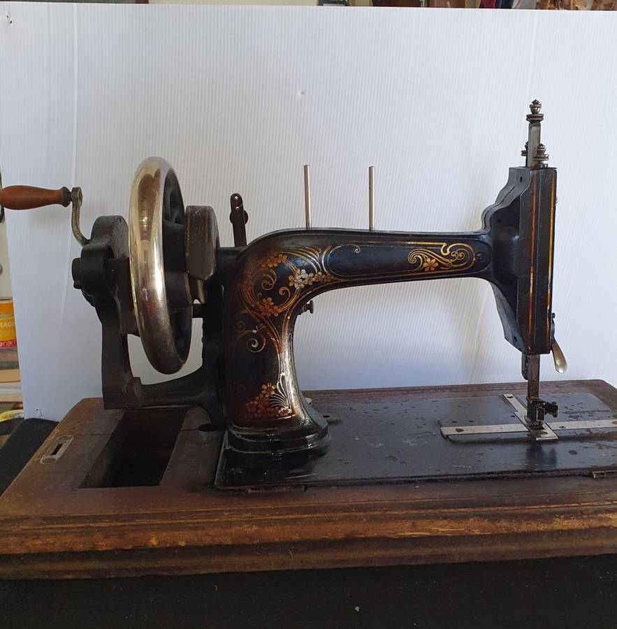 1890 GRITZNER DURLACH SEWING MACHINE . WITH ORIGINAL BOX. 130 YEARS OLD !!