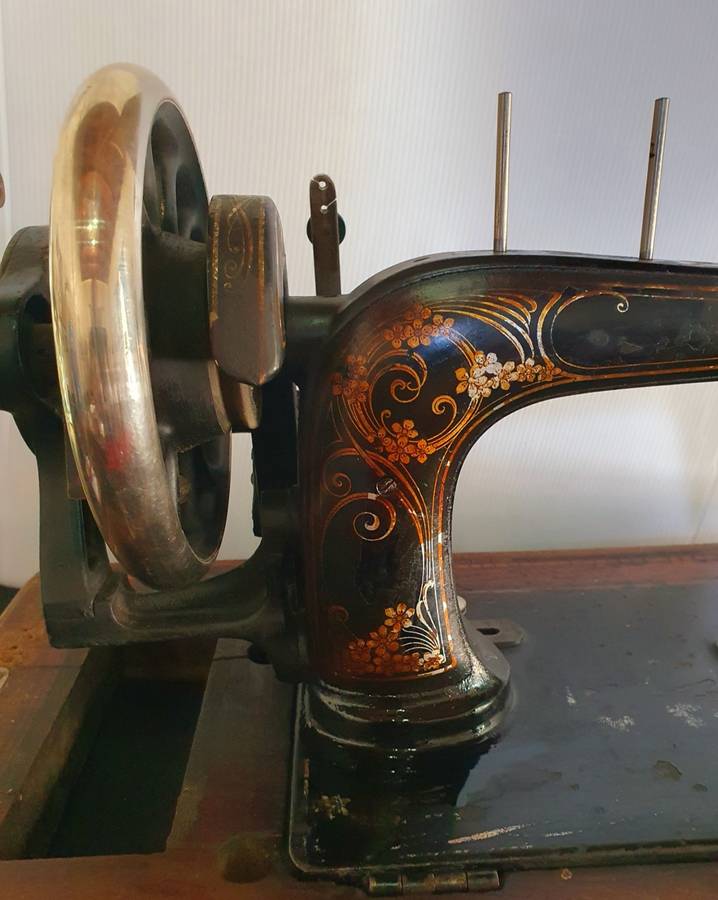 1890 GRITZNER DURLACH SEWING MACHINE . WITH ORIGINAL BOX. 130 YEARS OLD !!
