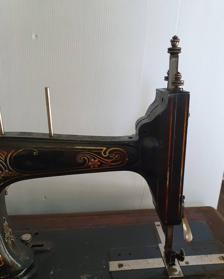 1890 GRITZNER DURLACH SEWING MACHINE . WITH ORIGINAL BOX. 130 YEARS OLD !!