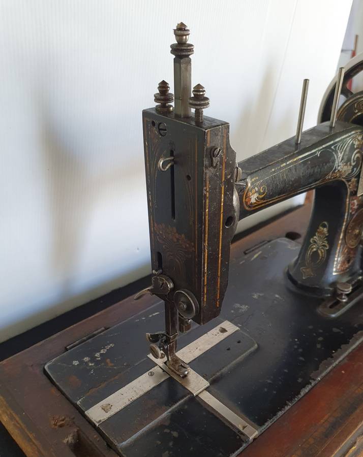 1890 GRITZNER DURLACH SEWING MACHINE . WITH ORIGINAL BOX. 130 YEARS OLD !!