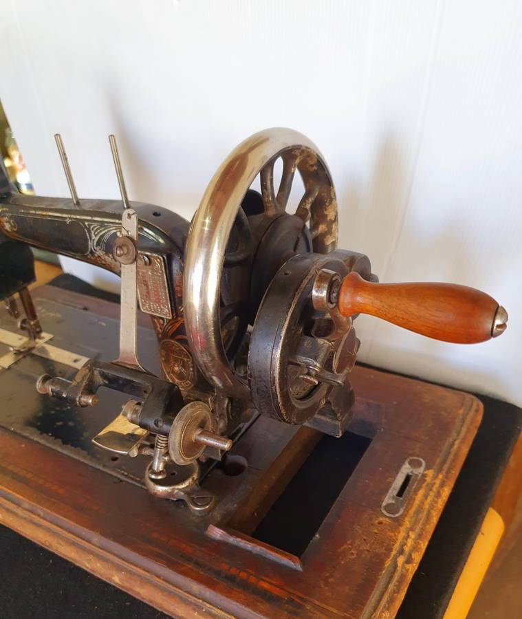 1890 GRITZNER DURLACH SEWING MACHINE . WITH ORIGINAL BOX. 130 YEARS OLD !!