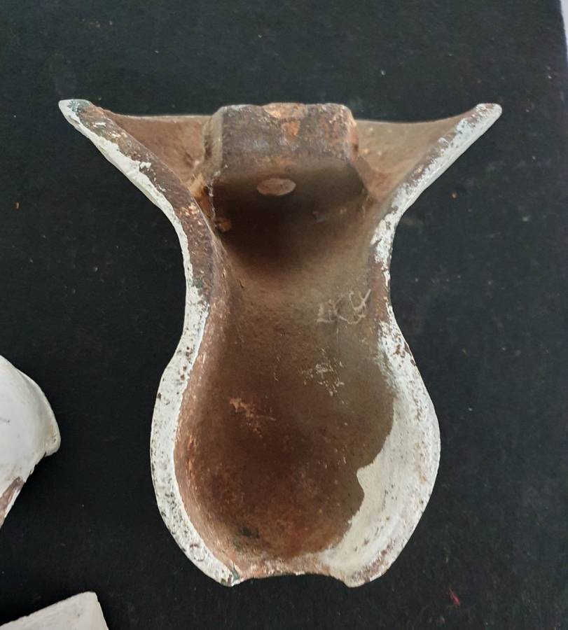 4 X VICTORIAN ERA HEAVY CAST IRON BATH TUB LEGS.