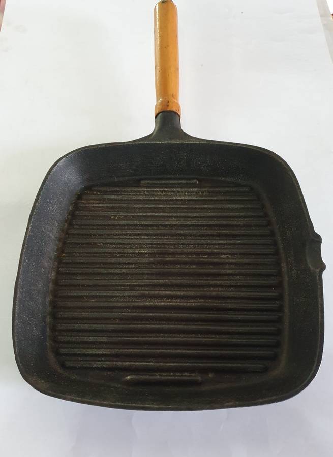 VINTAGE BIG THICK CAST IRON GRILL PAN.