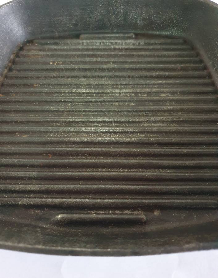 VINTAGE BIG THICK CAST IRON GRILL PAN.