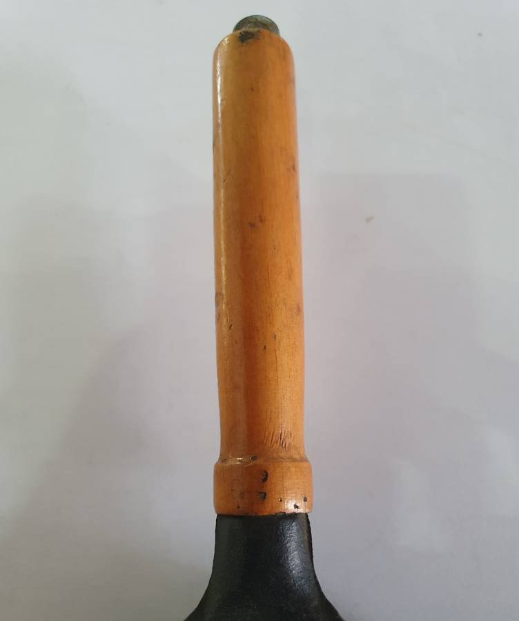 VINTAGE BIG THICK CAST IRON GRILL PAN.