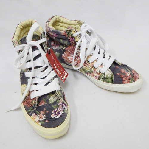 New pair of Levi's sneakers - Size: 4
