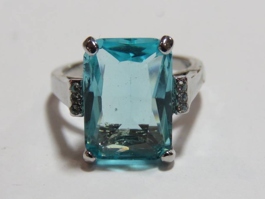Silverplated costume jewellery ring with blue stone - Size: K