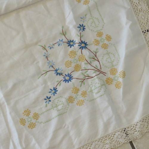 Small vintage embroidered tablecloth - Size 94 x 94 cm
