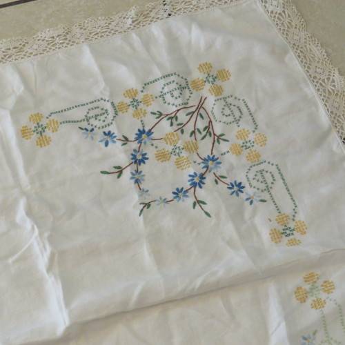 Small vintage embroidered tablecloth - Size 94 x 94 cm