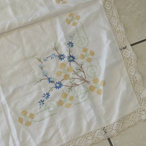 Small vintage embroidered tablecloth - Size 94 x 94 cm