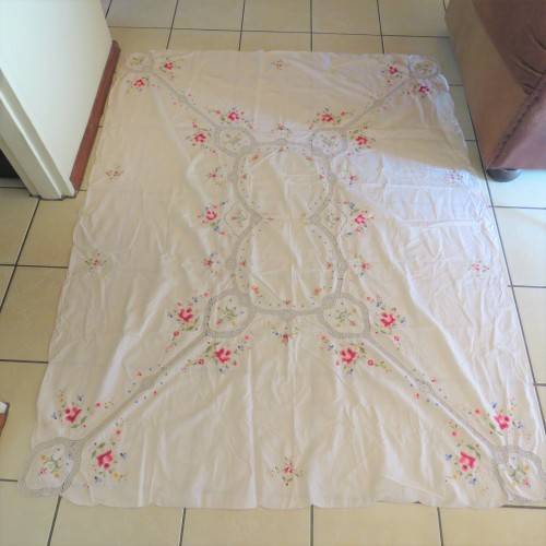 Vintage handmade and embroidered tablecloth - Small hole, but good condition - Size 203 x 155 cm