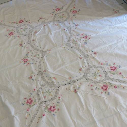 Vintage handmade and embroidered tablecloth - Small hole, but good condition - Size 203 x 155 cm