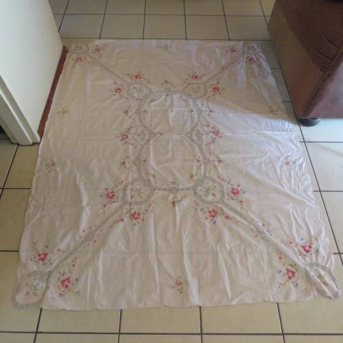 Vintage handmade and embroidered tablecloth - Small hole, but good condition - Size 203 x 155 cm