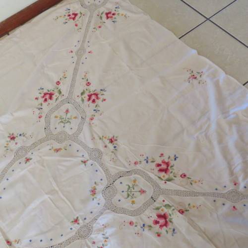 Vintage handmade and embroidered tablecloth - Small hole, but good condition - Size 203 x 155 cm