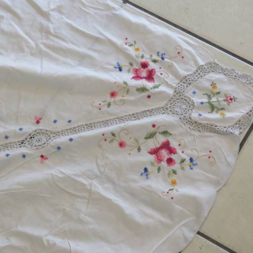 Vintage handmade and embroidered tablecloth - Small hole, but good condition - Size 203 x 155 cm