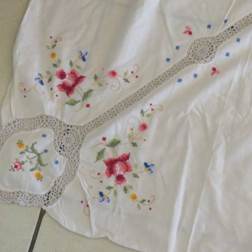 Vintage handmade and embroidered tablecloth - Small hole, but good condition - Size 203 x 155 cm