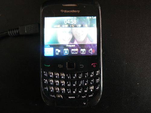 WOW BLACK BERRY 9300 VERY GOOD CONDITION LOCAL