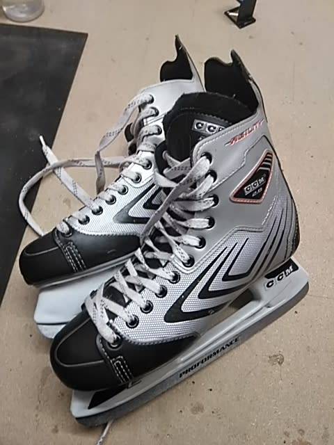ICE Hockey Skates CCM 2.0 AGILITY Tacks - Used