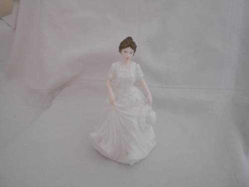 Charming Royal Doulton Lady Figurine, "Harmony" HN4096 : As New Condition