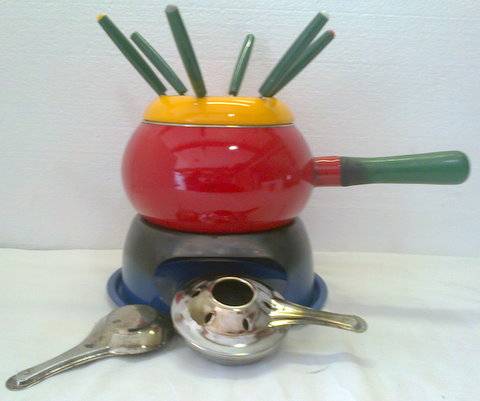 11 PIECE FONDUE SET COMES WITH THE BOX