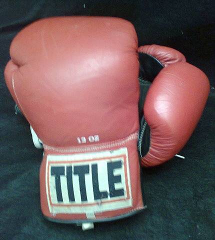 TITLE BOXING GLOVES 12oz VERY WELL USED. (THE RIGHT HAND GLOVE IS VERY WORN)