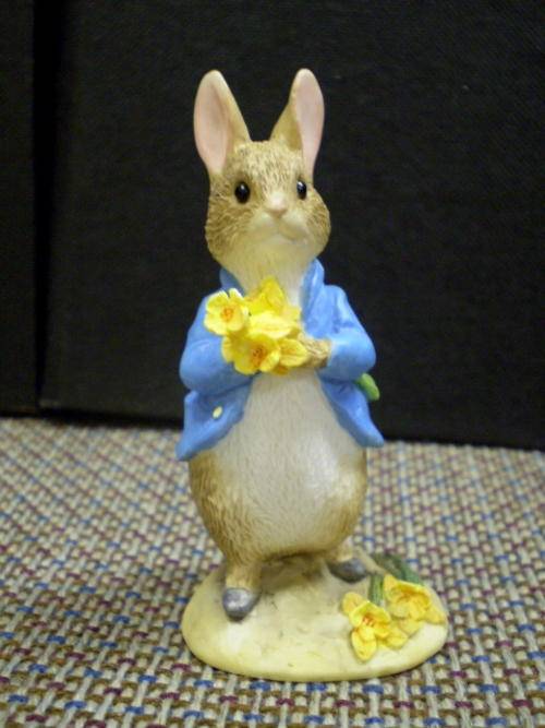 BEATRIX POTTER - PETER RABBIT WITH DAFFODILS