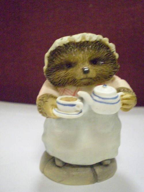 BEATRIX POTTERS MRS TIGGYWINKLE POURING TEA
