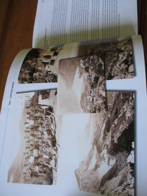 ROOIELS  A village between the mountains and the sea  Tussen berge en see