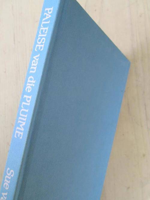 PALEISE VAN DIE PLUIME. 'n Vertelboek van Oudtshoorn en die volstruisveersage. Sue van Waart