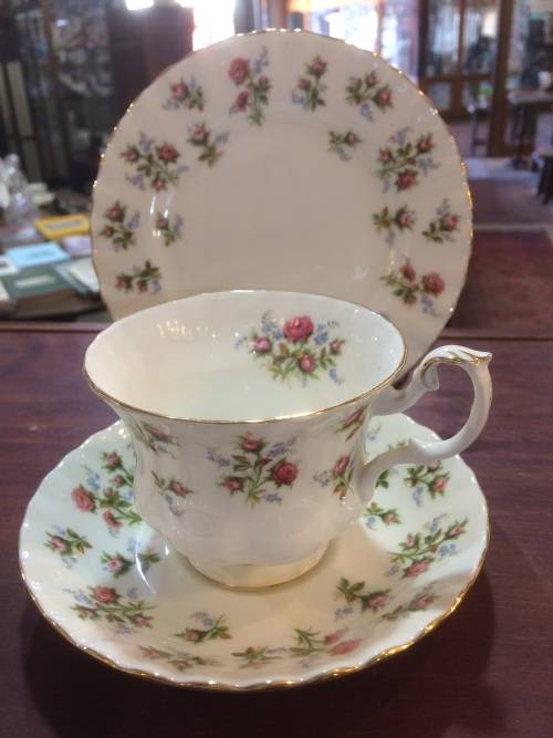 ROYAL ALBERT 'WINSOME' TRIO