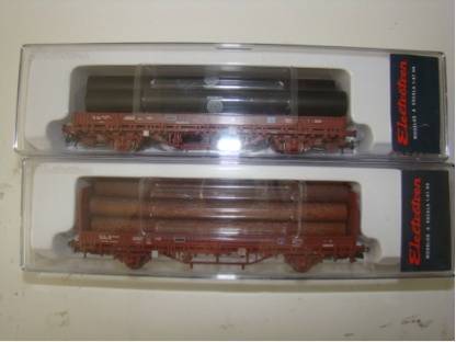 Electrotren 1570 and 1571 HO scale freight cars - one with logs and one with pipes