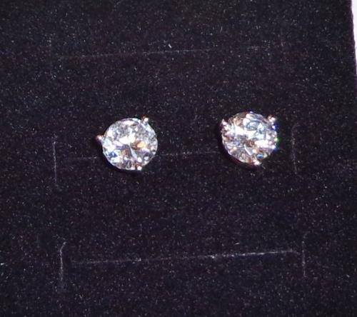 BEAUTIFUL ROUND SHAPED STUD EARRINGS (VALUE R100) - NEW